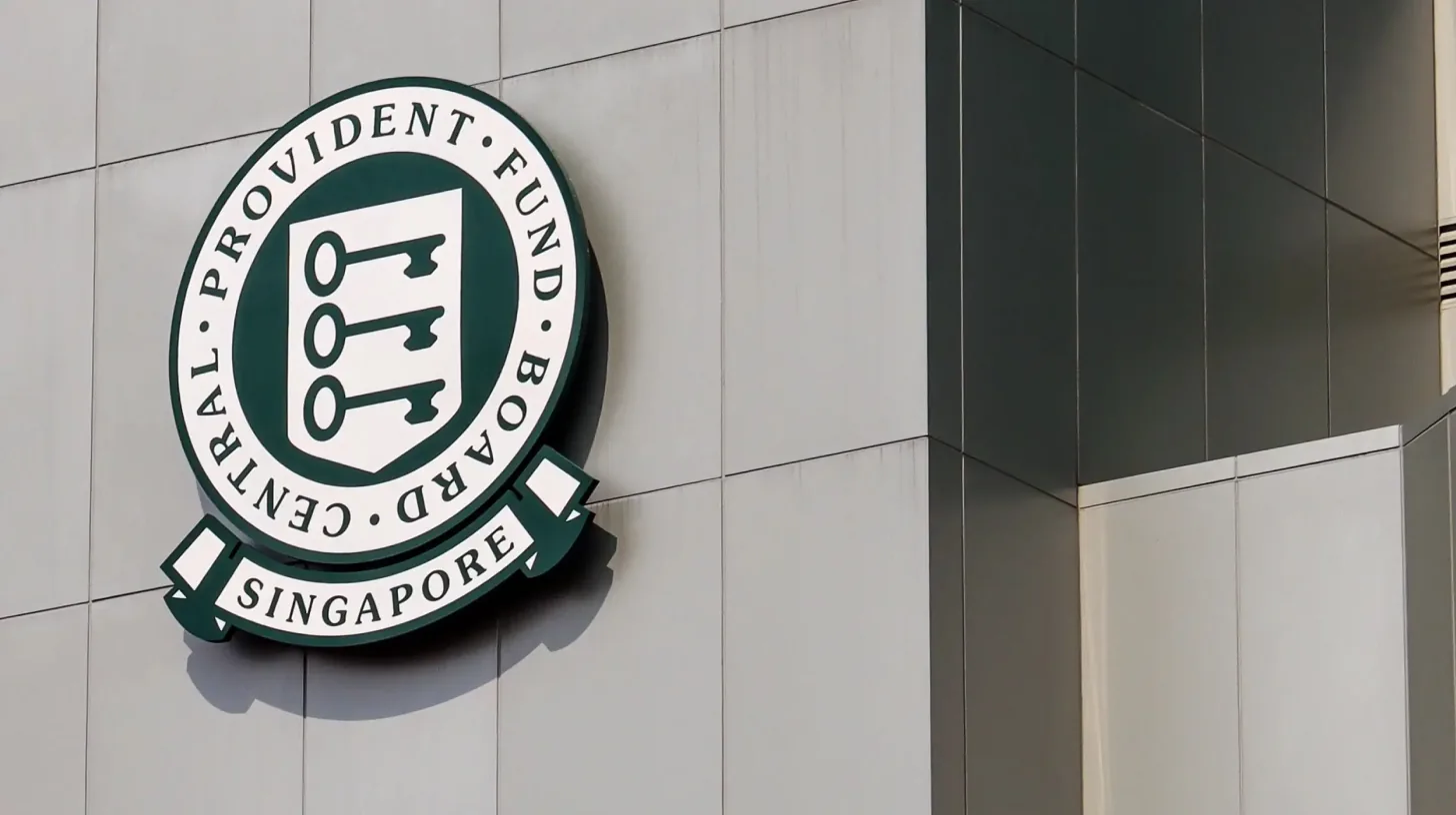 Logo Lembaga Central Provident Fund Singapura pada dinding bangunan