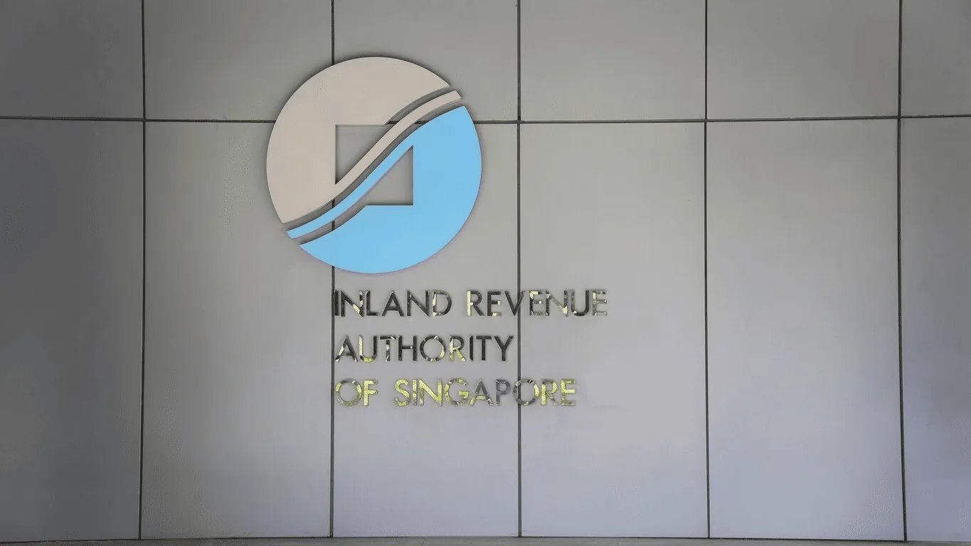 Logo Lembaga Hasil Dalam Negeri Singapura di dinding Bangunan Hasil